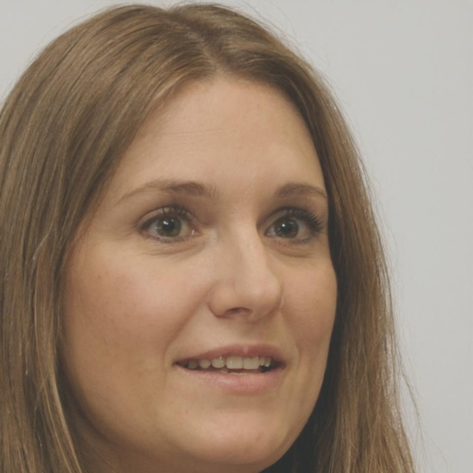 Directora financiera satisfecha con los resultados obtenidos